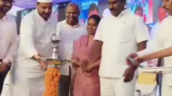 ఎన్టీఆర్ స్టేడియంలో విద్యార్థుల సందడి - Udayam