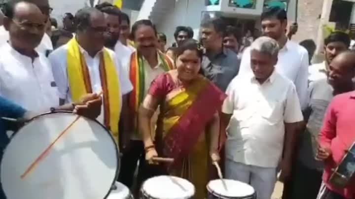 డప్పు వాయించిన మంత్రి