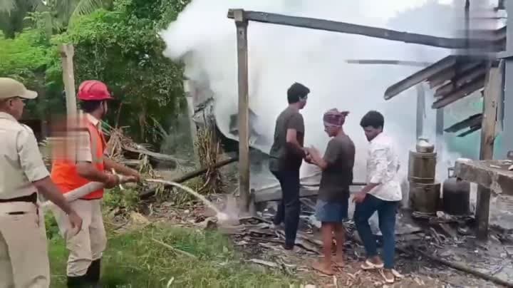 సిలిండర్ పేలి రూ. 5 లక్షలు, బంగారం దగ్ధం