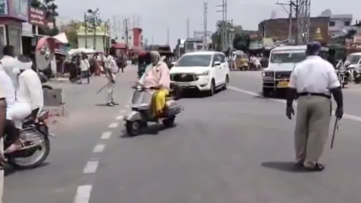 అద్దంకి నామ్‌ రోడ్డులో ట్రాఫిక్ నియంత్రణ