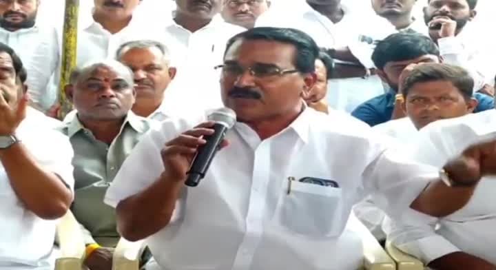 ఆంధ్రా ప్రజల మీద ఉన్న ప్రేమ తెలంగాణ ప్రజల మీద లేదా: మాజీ మంత్రి