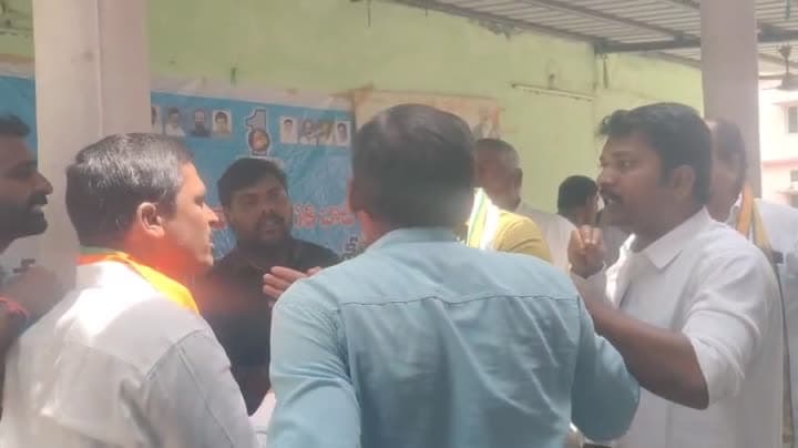 స్మార్ట్ రేషన్ కార్డు పంపిణీలో రగడ