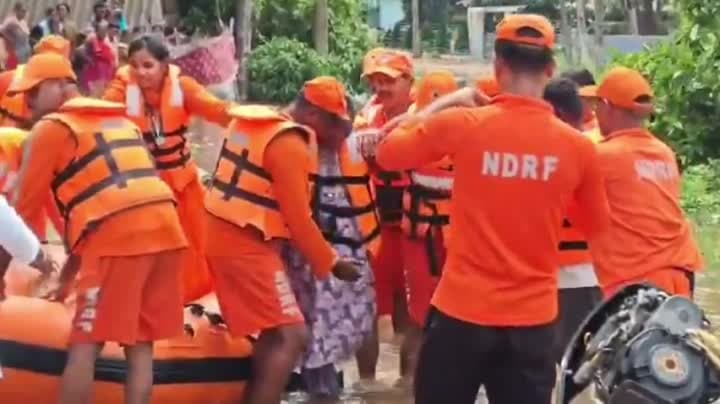 నెలల గర్భిణిని ఒడ్డుకు చేర్చిన NDRF బృందం