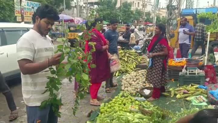 వర్షం ముగియడంతో కిటకిటలాడిన కరీంనగర్ మార్కెట్ - Udayam