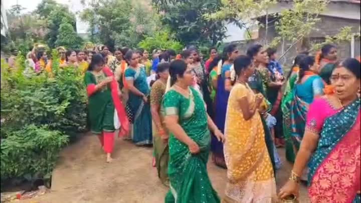 పందలపాక కట్లమ్మ తల్లికి 108 కిలోల  సారె సమర్పించిన భక్తులు