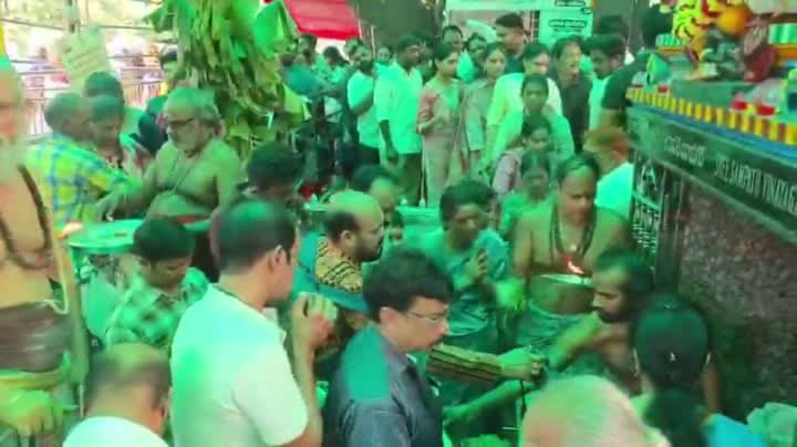 వినాయక చవితి సందర్బంగా సంపత వినాయక ఆలయములో భక్త జనం