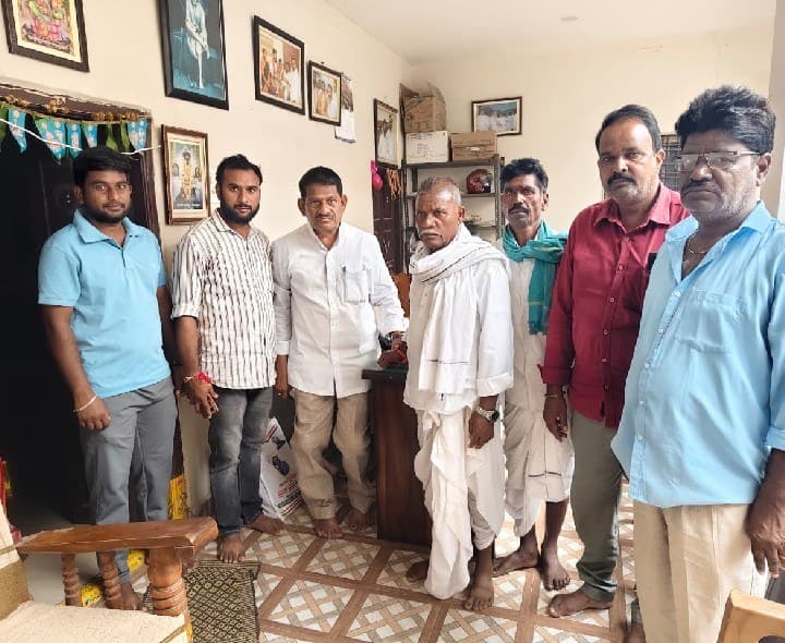 ఇందిరమ్మ ఇళ్ల సర్వేలో తప్పులపై మాజీ ఎమ్మెల్యేకు వినతి - Udayam