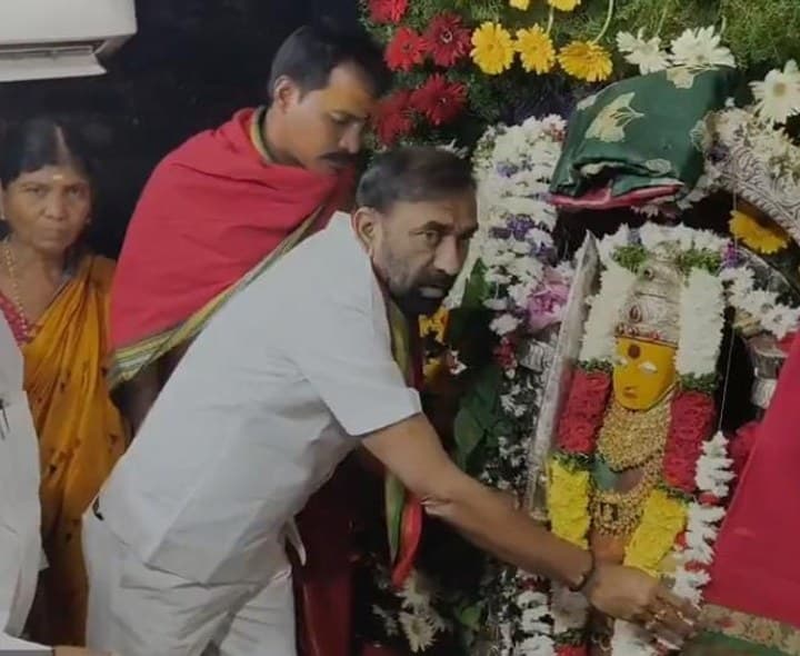 మహాలక్ష్మి ఆలయంలో భక్తుల రద్దీ.