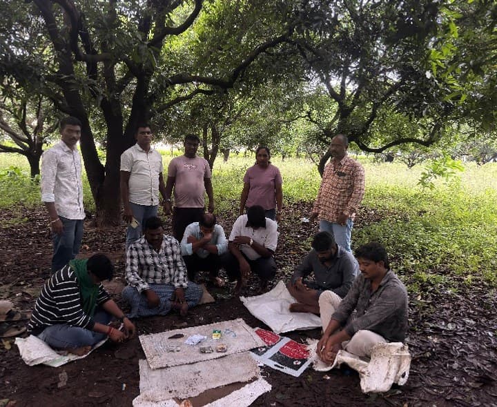 పెంబట్ల శివారులో పేకాట స్థావరంపై పోలీసుల దాడి - Udayam