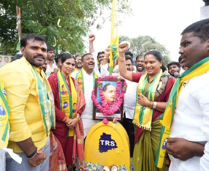 కోస్గి సభకు వెళ్తూ తోల్కట్టలో టీఆర్ఎస్ జెండా ఆవిష్కరణ - Udayam