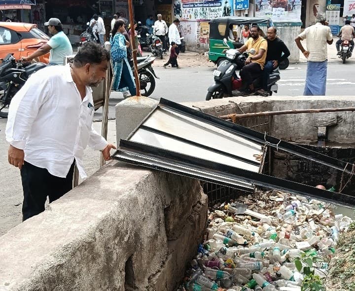 పారిశుద్ధ్య పనులను పరిశీలించిన హెల్త్ ఆఫీసర్ డాక్టర్ అనిల్ నాయక్