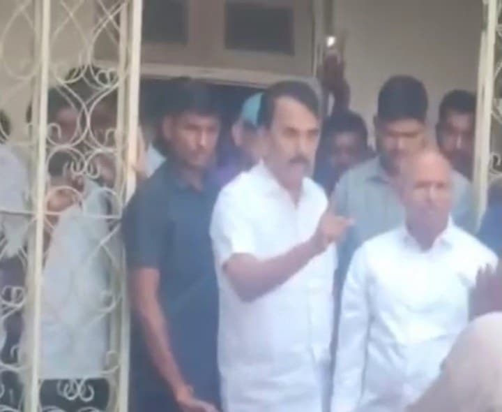రవీంద్రభారతి వద్ద కళాకారుల ఆందోళన