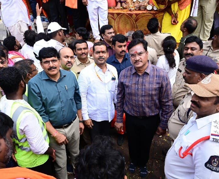 నిమజ్జన ఏర్పాట్లను పరిశీలించిన హైడ్రా కమిషనర్ - Udayam