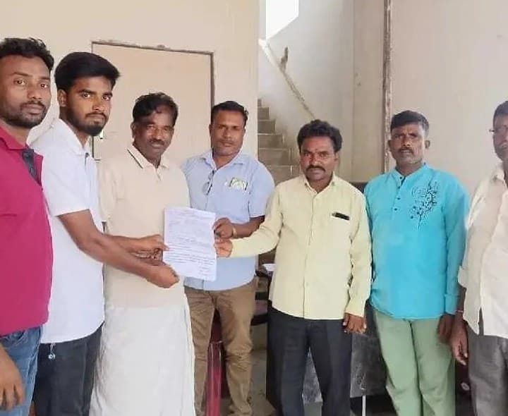 బోర్లంలో ఎస్ఐఆర్ నోటీసుల పంపిణీ - Udayam