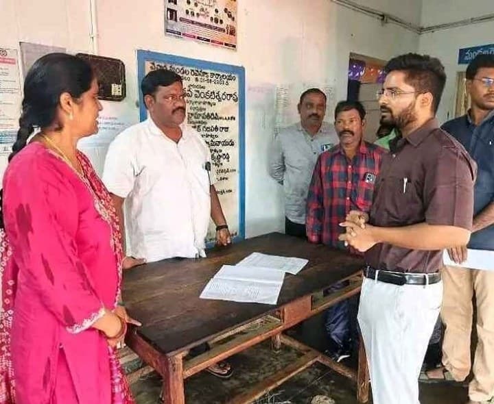 పునరావాస కేంద్రంలో జేసీ తనిఖీలు - Udayam