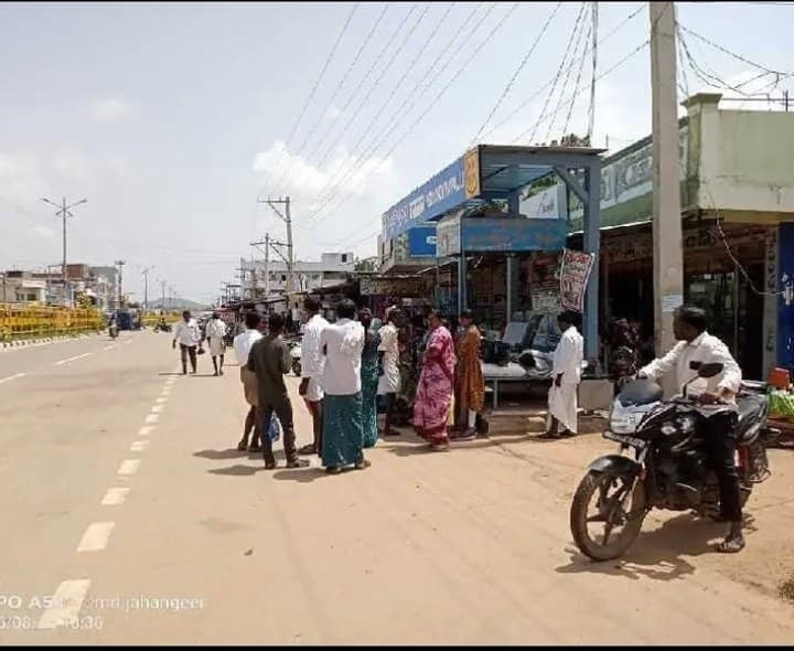బస్టాండు లేక ప్రయాణికుల అవస్థలు