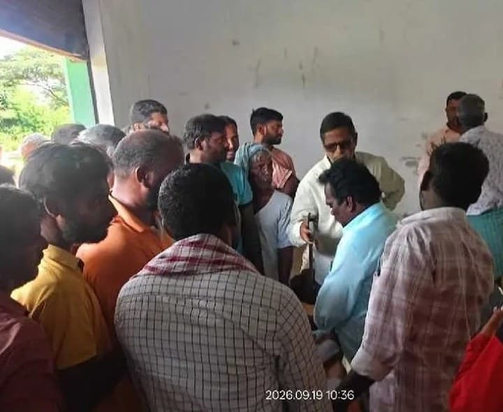 యూరియా పంపిణీని పరిశీలించిన అధికారి - Udayam