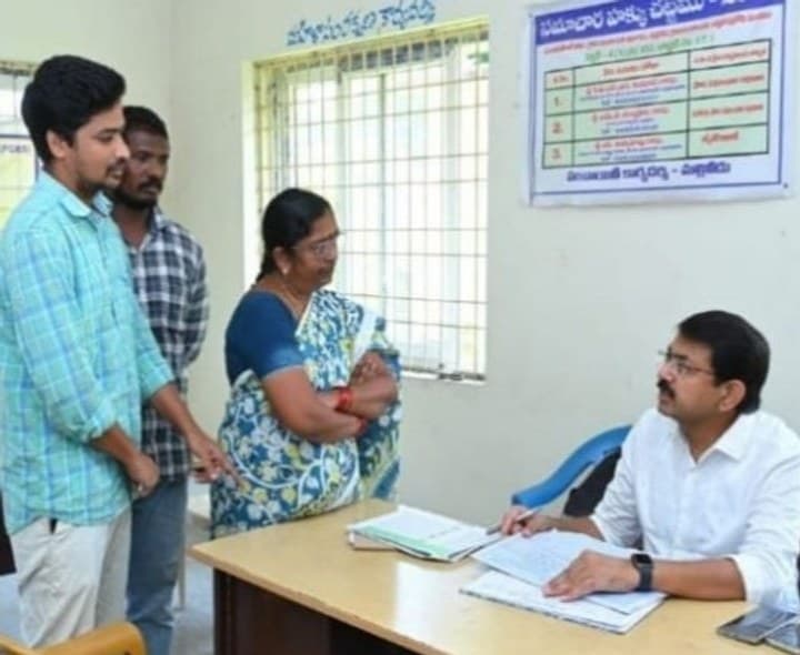 సచివాలయంలో కలెక్టర్ ఆకస్మిక తనిఖీలు - Udayam