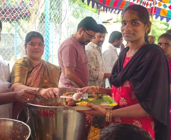 శ్రీ కృష్ణ యువజన సేవ సంఘములో 2500 మందికి అన్నదానం - Udayam