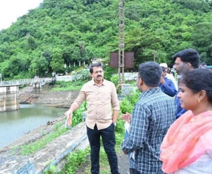 తాటిపూడి జలాశయాన్ని పరిశీలించిన కలెక్టర్ - Udayam