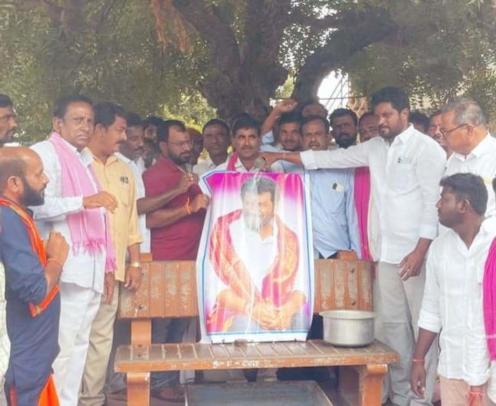 ఎమ్మెల్యే అనిల్‌ జాదవ్‌ చిత్రపటానికి పాలాభిషేకం - Udayam