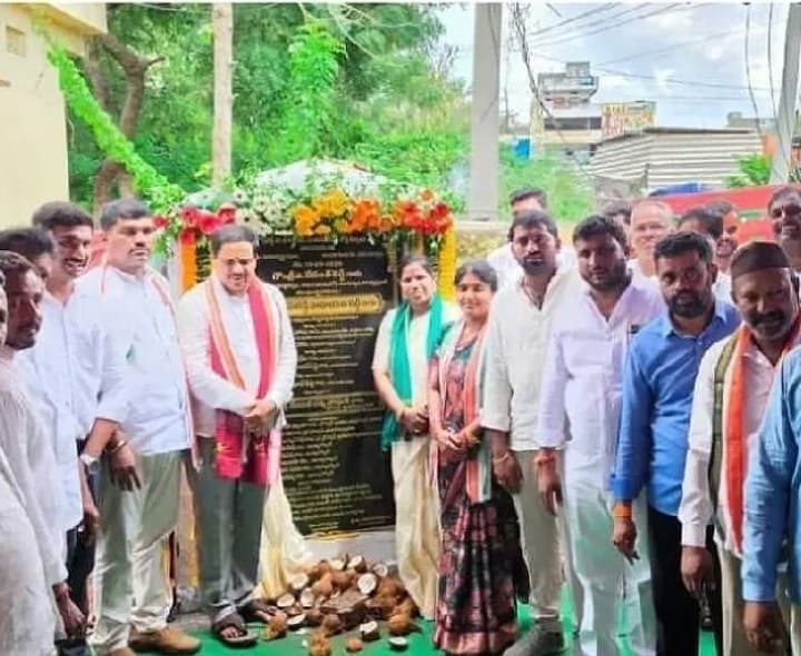 సీసీ రోడ్డు నిర్మాణ పనులకు శంకుస్థాపన - Udayam