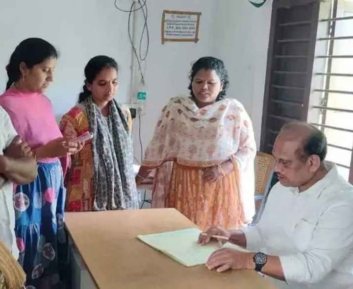 స్వర్ణ గ్రామాలలో తహశీల్దారు ఆకస్మిక తనిఖీలు - Udayam