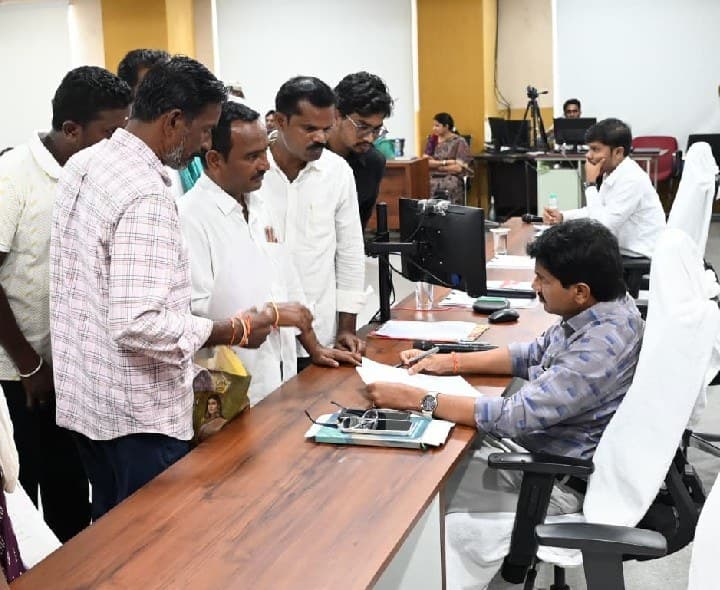 ప్రజావాణి దరఖాస్తులను వెంట వెంటనే పరిష్కరించాలి: కలెక్టర్ - Udayam