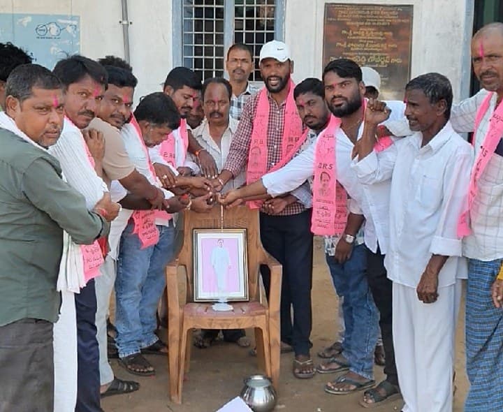 మాజీ సీఎం కేసీఆర్ కు పాలాభిషేకం - Udayam