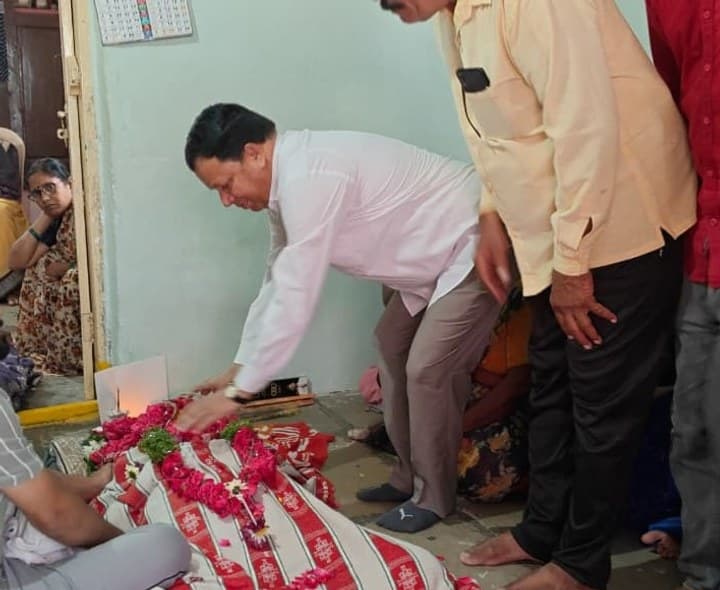 పార్థివ దేహానికి పుష్పాంజలి ఘటించిన జడ్చర్ల మాజీ ఎమ్మెల్యే - Udayam Digital