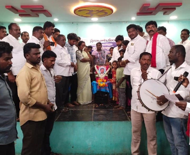 ఘనంగా కాశీ విశ్వనాథ్ ప్రథమ వర్ధంతి.. సేవలు చిరస్మరణీయం - Udayam