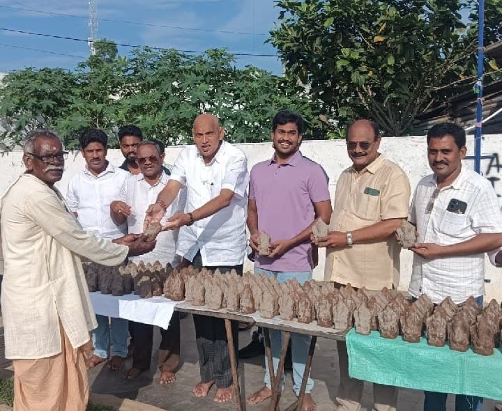 పర్యావరణ పరిరక్షణకు మట్టి వినాయకుడినే పూజిద్దాం - Udayam