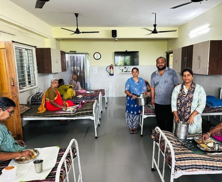 ది నెస్ట్ వృద్ధాశ్రమంలో ఎమ్మెల్యే మహిపాల్ రెడ్డి జన్మదిన వేడుకలు - Udayam