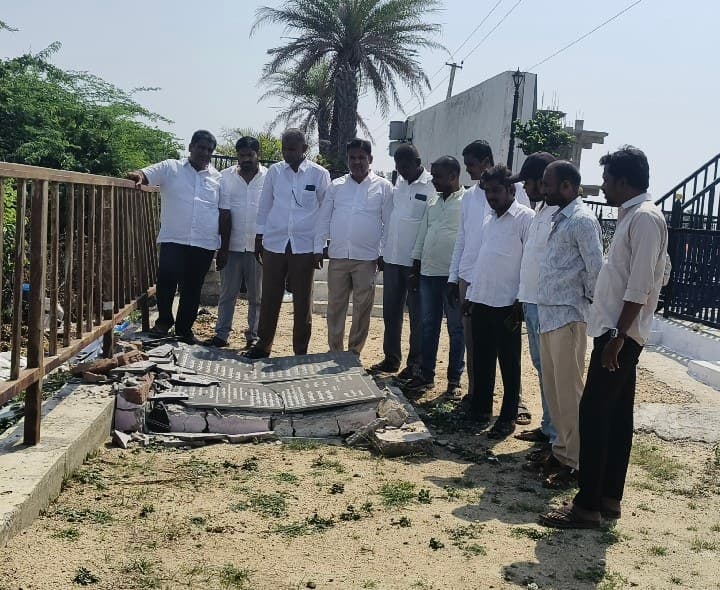 శిలాఫలకం ధ్వంసం చేసిన వారిపై చర్యలు తీసుకోవాలి - Udayam