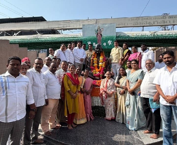 గాంధీకి నివాళులర్పించిన ఎమ్మెల్యే - Udayam