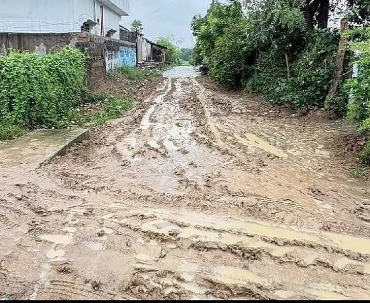 రోడ్లు ఇలా.. నడిచేది ఎలా