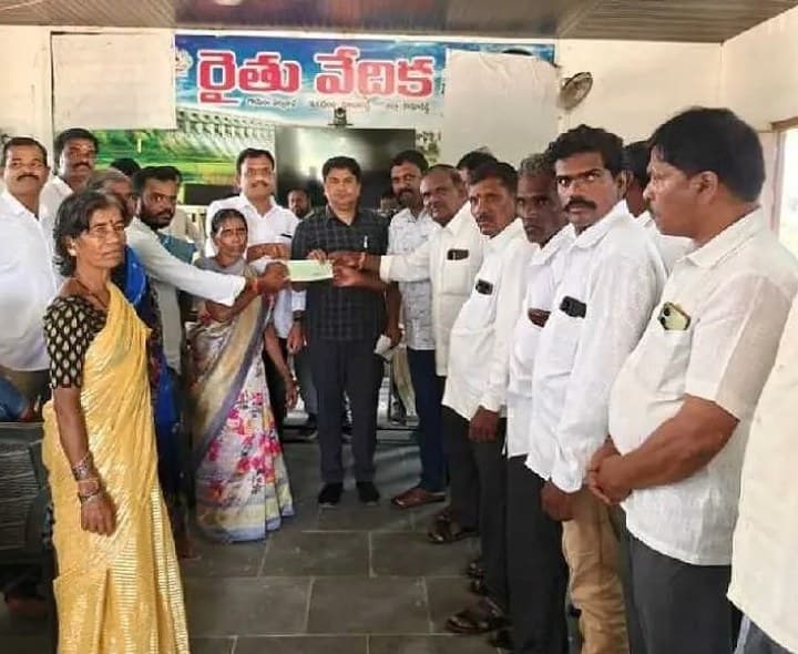కళ్యాణ లక్ష్మీ చెక్కుల పంపిణీ - Udayam