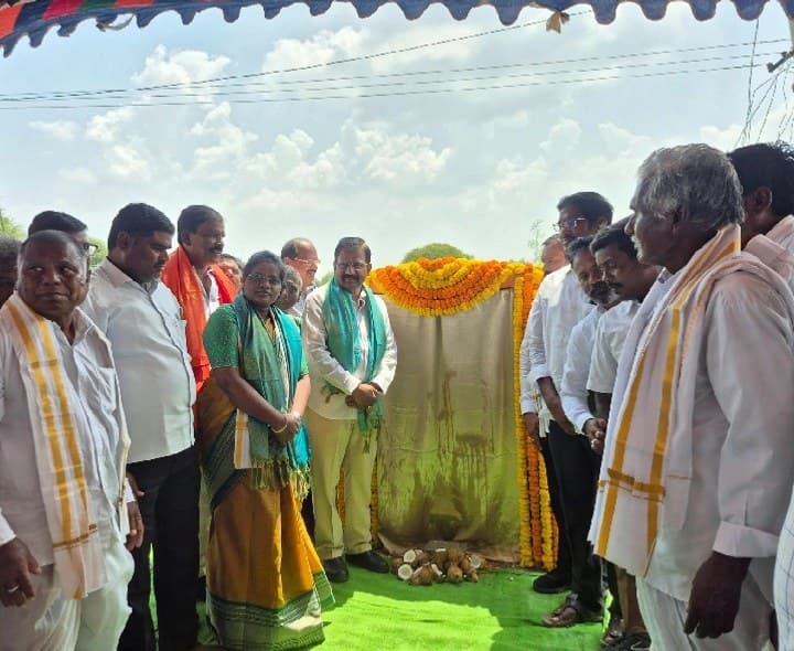 అంబటిపల్లిలో రూ.50 లక్షలతో వీడీసీసీ రోడ్డు పనులకు శంకుస్థాపన - Udayam