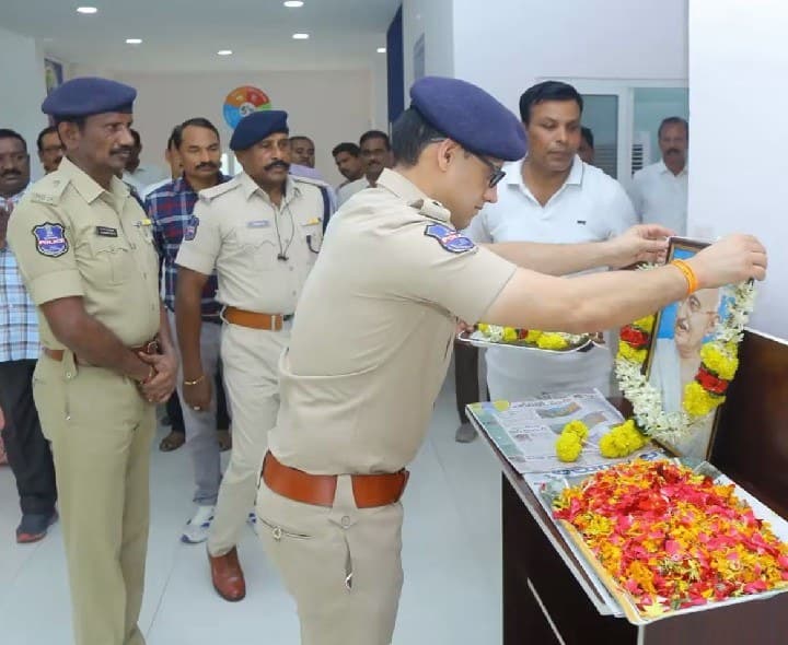 ఖమ్మం సీపీ కార్యాలయంలో గాంధీ జయంతి - Udayam