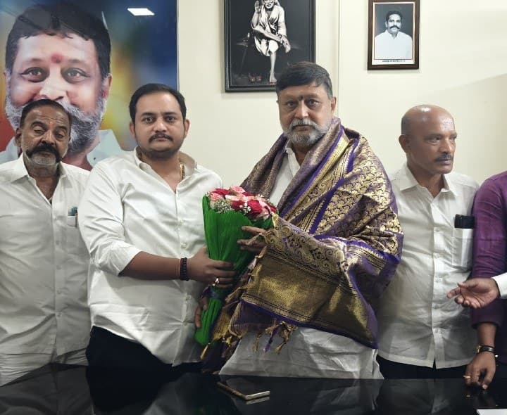 మాజీ ఎమ్మెల్యే ని కలిసిన వైసిపి రాష్ట్ర అధికార ప్రతినిధి - Udayam