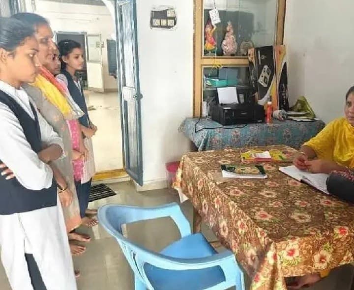 కాలేజియేట్ హోమ్ ను తనిఖీ చేసిన సంక్షేమ శాఖ అధికారిణి - Udayam