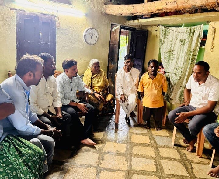 బాధిత కుటుంబాలకు వేముల సుభాష్ ఆర్థిక సాయం - Udayam