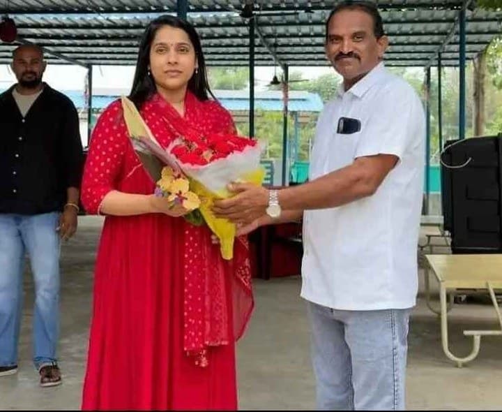 లింబాద్రిగుట్టపై యాంకర్ రష్మీ