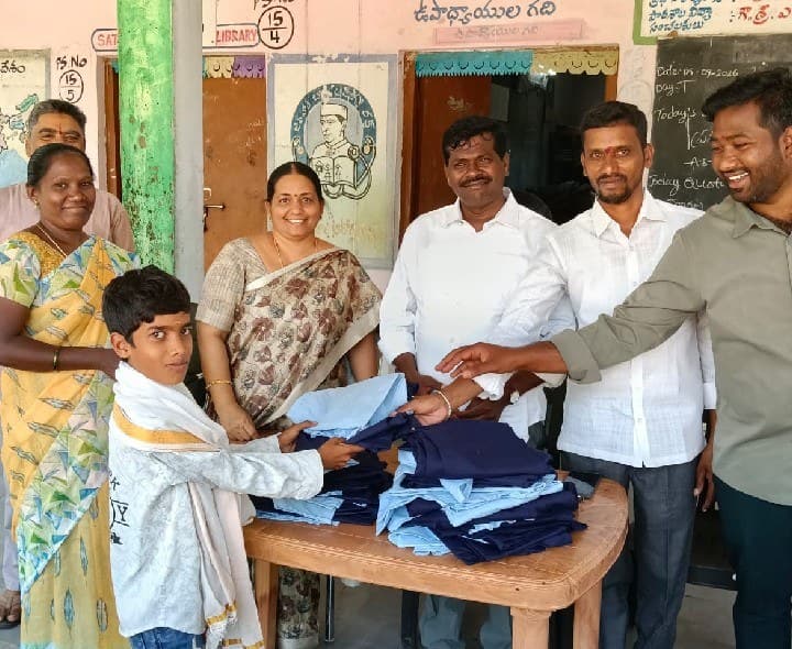 విద్యార్థులకు యూనిఫార్మ్స్ పంపిణీ - Udayam