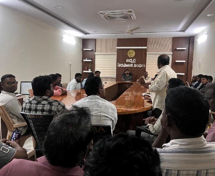 ప్రాపర్టీ ట్యాక్స్, ట్రేడ్ లైసెన్స్‌పై అధికారులకు సూచనలు - Udayam