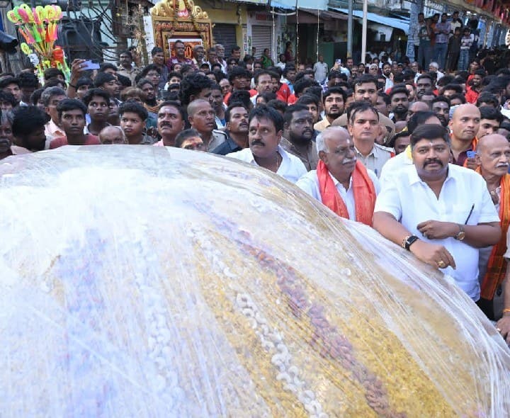 రూ.9 లక్షలకు 1,500 కేజీల గణపతి లడ్డూ - Udayam