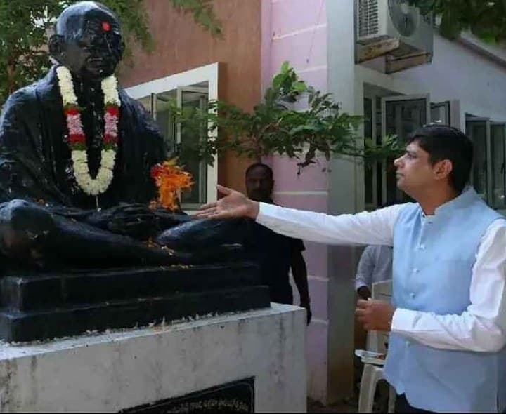 మహాత్మా గాంధీ నివాళులర్పించిన కలెక్టర్ - Udayam