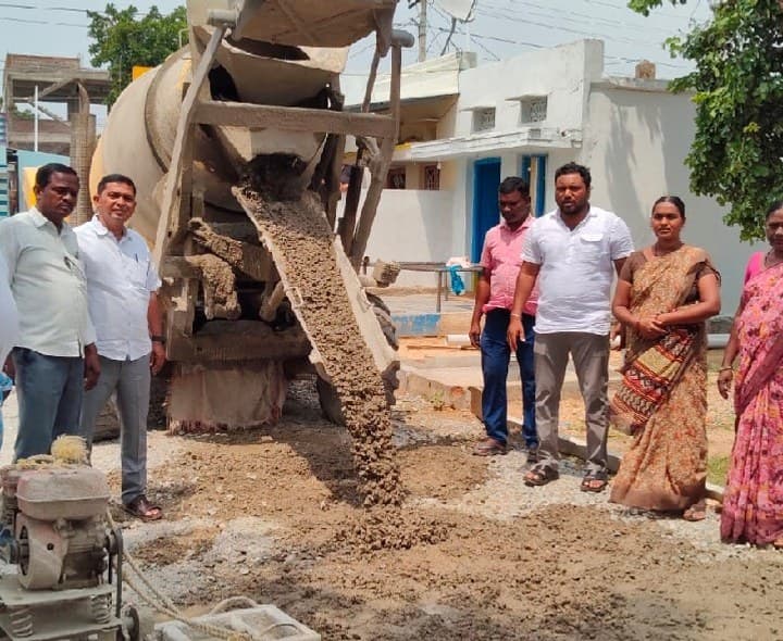 ఐదవ వార్డ్ లో సీసీ రోడ్ల పనులు ప్రారంభం - Udayam