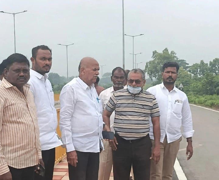 నాలుగు గ్రామాల్లో ఫ్లైఓవర్లు నిర్మించాలి - Udayam