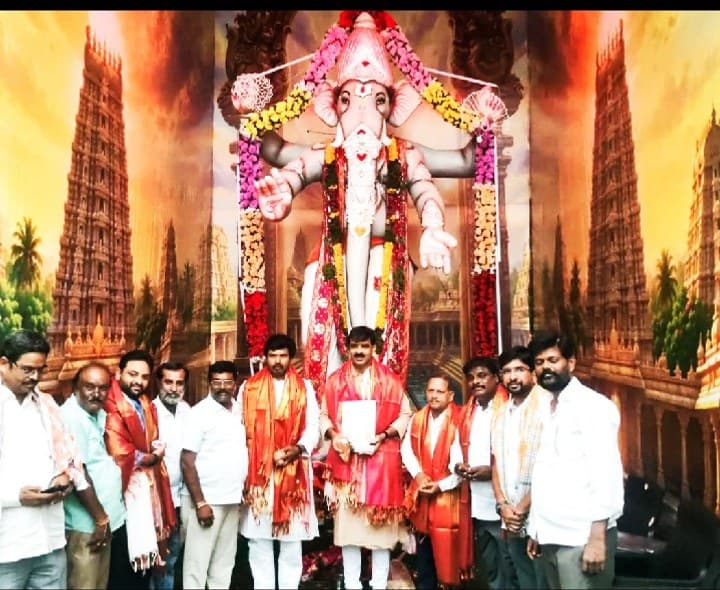 పలు వినాయక మండపాలను దర్శించుకున్న కాంగ్రెస్ నేతలు - Udayam